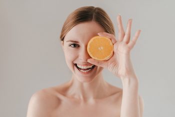 Por que a vitamina C faz tão bem para a pele?